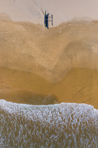 鸟瞰图捕鱼双体船在斯里兰卡南部的海滩图片下载