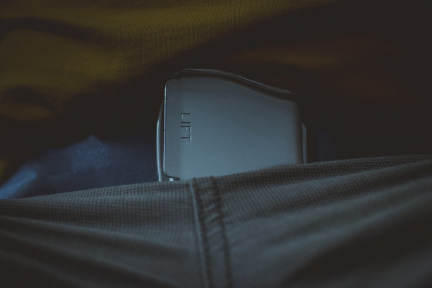 飞机安全带扣在低调的黑暗穆迪照片。艺术或不同的照片，男人系着安全带与扣在他的腰带线。图片下载