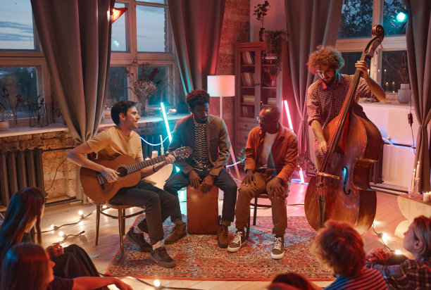 在音乐工作室演奏的乐队图片下载