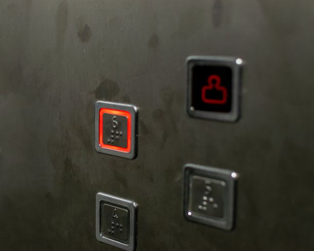 靠近六楼的电梯按钮，呼叫电梯按钮，红灯，指示灯，仪表板。图片下载
