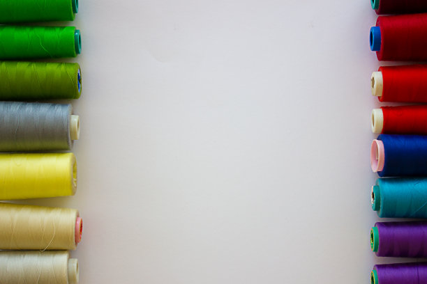 白色背景上五颜六色的线轴。设计的背景。图片下载