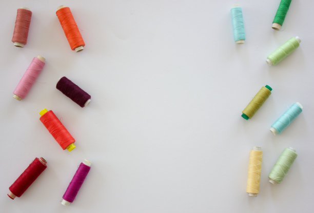 白色背景上五颜六色的线轴。副本的空间。图片下载