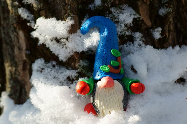 一个小地精在树的背景。图片下载