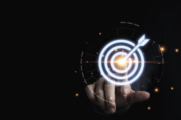 商人手触摸目标飞镖板，为建立和实现目标目标的商业投资理念。图片下载