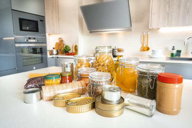 厨房柜台上的食品杂货图片下载