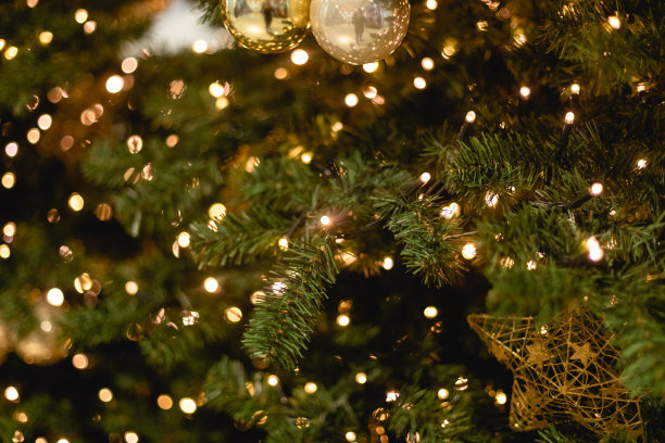 圣诞树装饰背景设计模板。明亮的发光灯，新年概念，云杉树上的玩具和球图片下载