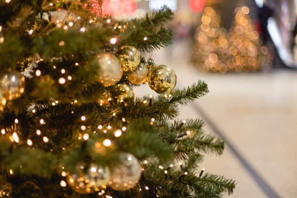 圣诞树装饰背景设计模板。明亮的发光灯，新年概念，云杉树上的玩具和球图片下载