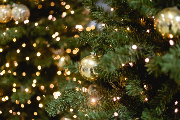 圣诞树装饰背景设计模板。明亮的发光灯，新年概念，云杉树上的玩具和球图片下载