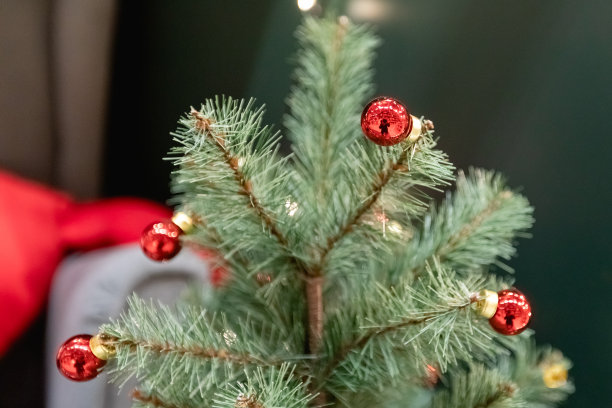 圣诞树装饰背景设计模板。明亮的发光灯，新年概念，云杉树上的玩具和球图片下载