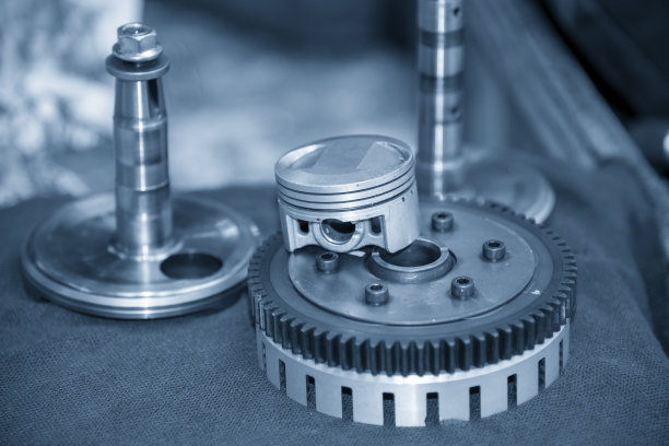 摩托车零件修理过程。图片下载