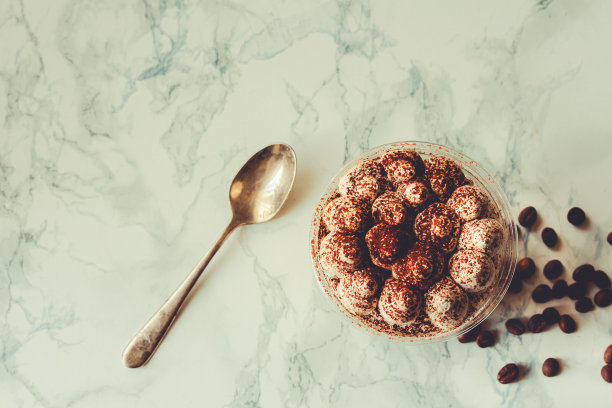 自制提拉米苏，传统意大利甜点装在白色大理石背景的塑料杯里。副本的空间。前视图。语气图片下载