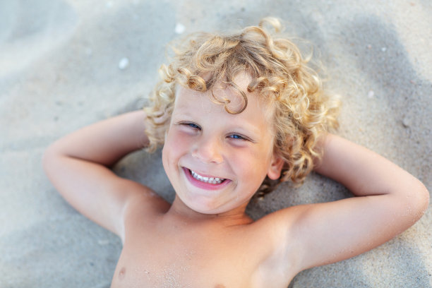 日落时海边的一个男孩的肖像图片下载