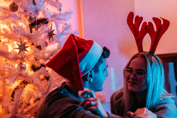 夫妇在装饰圣诞树图片下载