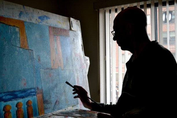 艺术家在家庭画室绘画图片下载