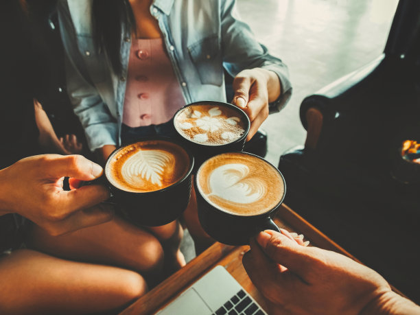 一群人在咖啡馆边喝着热咖啡边拿铁。图片下载