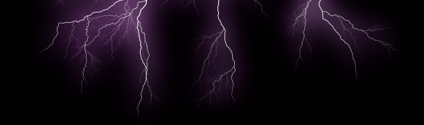 闪电在黑色背景上孤立。雷声电动罢工。雷暴和闪电图片下载