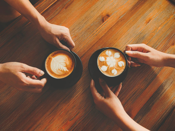 一群人在咖啡馆边喝着热咖啡边拿铁。图片下载