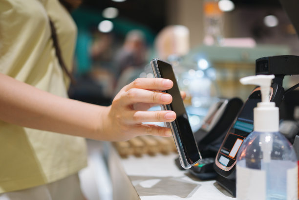 亚洲人使用加密钱包扫描二维码进行非接触式支付图片下载