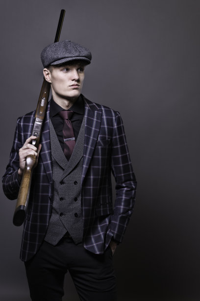 一个拿着猎枪的年轻人的肖像图片下载