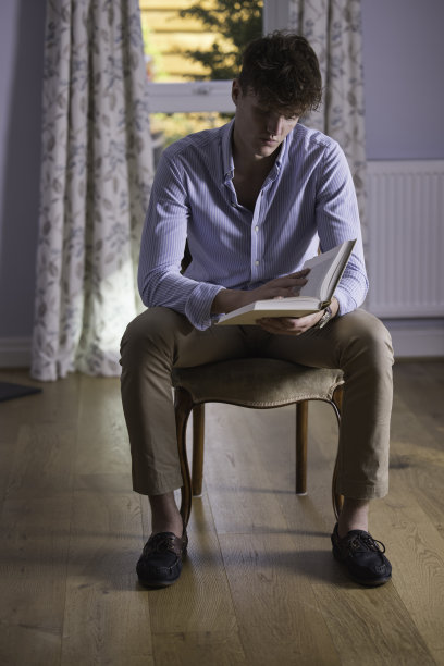 在家里看书放松图片下载