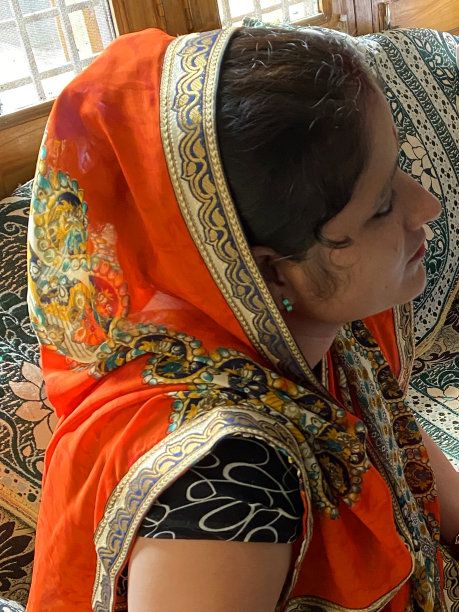 特写图片，印度妇女，穿着纱丽传统服装，作为Raksha Bandhan印度教节日的一部分，兄弟情谊和爱，爆头，侧面视图图片下载