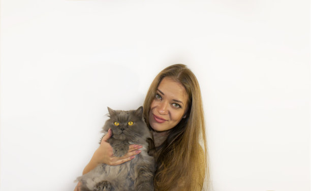 年轻漂亮的女人带着猫去看兽医图片下载