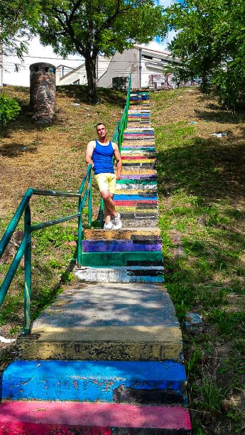 帅哥站在五彩缤纷的楼梯上图片下载