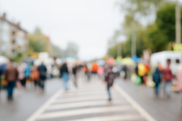 模糊人的背景，人群过马路的户外散焦图片下载
