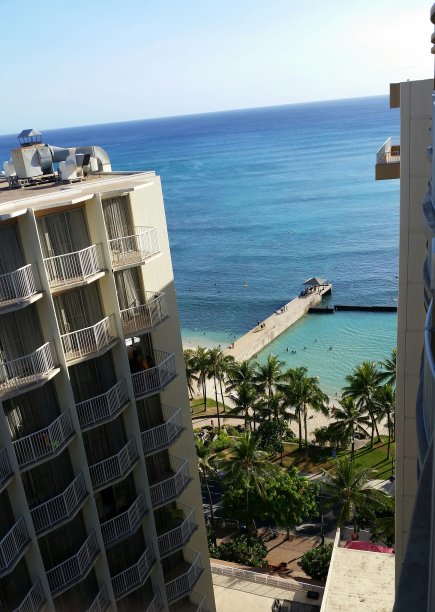 阳光明媚的海滩，有热带水域图片下载