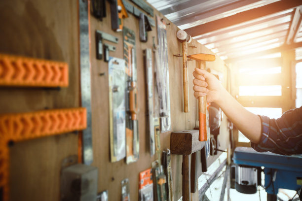 关闭手握悍马并将其放在工具车间图片下载