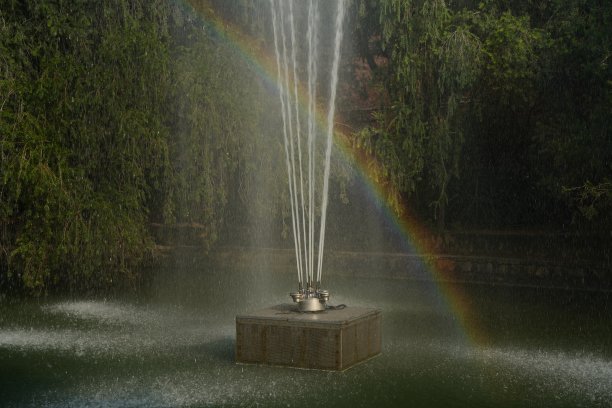 有彩虹的喷泉图片下载