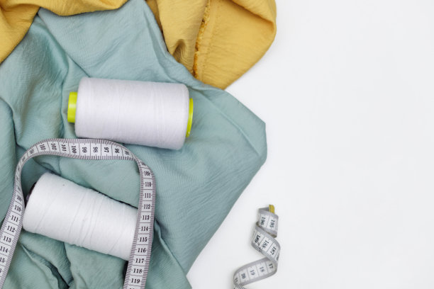 各种织物，卷尺和线隔离在白色上。平躺图片下载