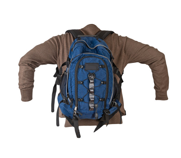 背包里穿着一件针织毛衣孤立在白色背景下。图片下载