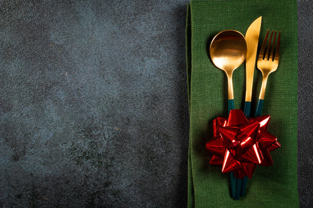 带装饰的圣诞晚餐餐具。圣诞餐桌布置。新年餐具。带装饰的圣诞餐具。俯视图图片下载
