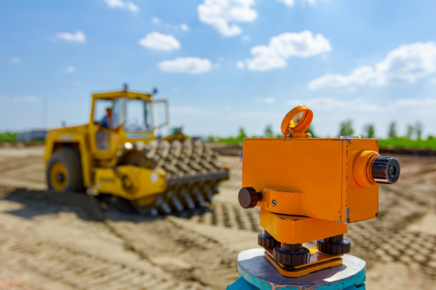 建筑工地上三脚架上的测地仪图片下载