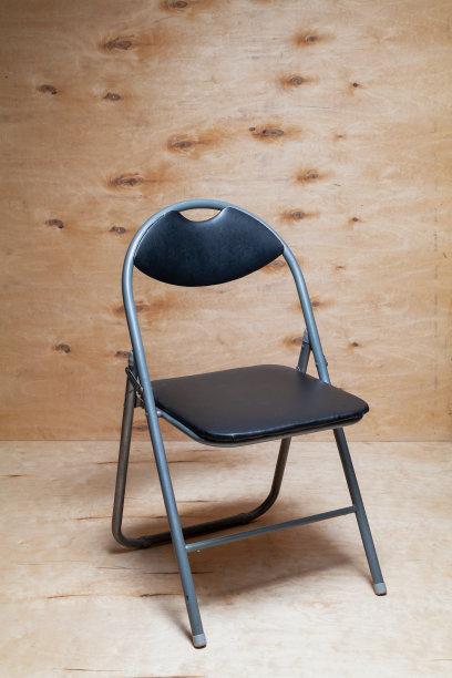 木制背景的折叠椅图片下载