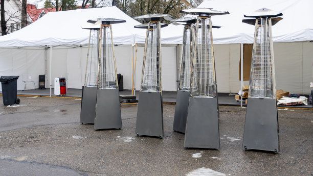 院子里的煤气炉。金字塔冬季室外燃气取暖器。红外燃气加热器与丙烷加热灯的活动。图片下载