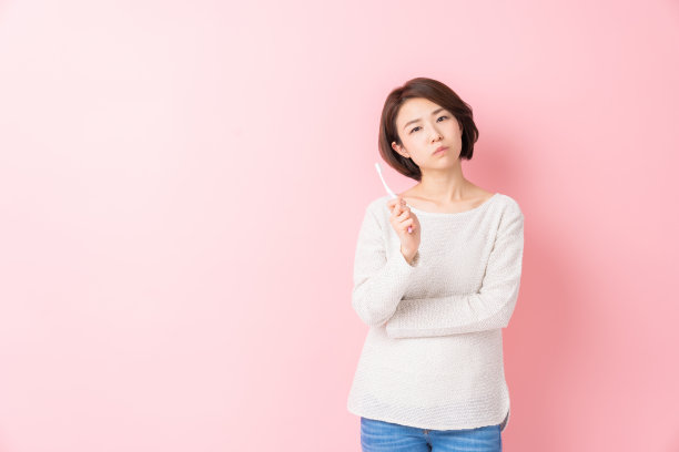 漂亮的亚洲女人用健康的牙齿拿着牙刷，口腔护理图片下载