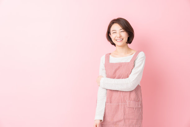 迷人的亚洲女人做饭图片下载