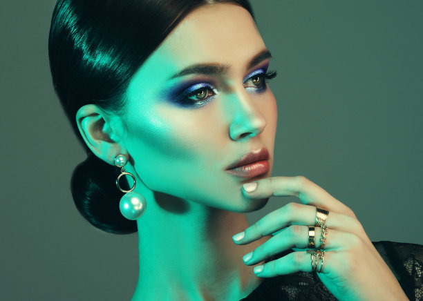 美丽的时尚模特穿着优雅的珠宝在色彩的光图片下载