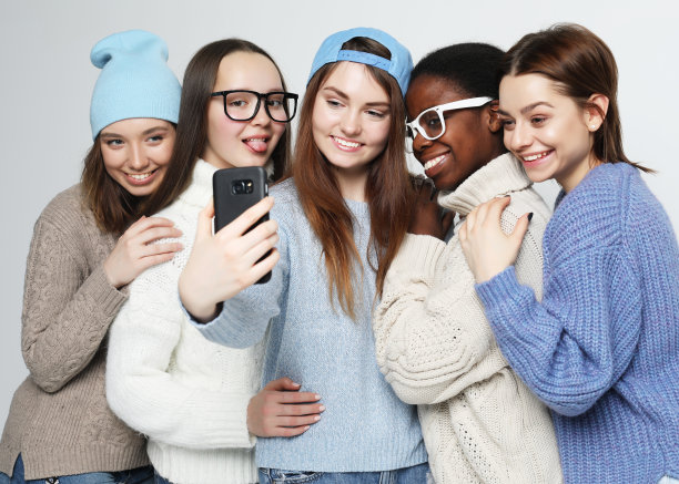 五个不同国家的女孩穿着休闲装自拍图片下载