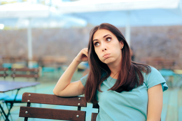 无聊的女友在餐馆等她的约会对象图片下载