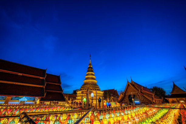 这盏美丽的兰纳灯是北泰风格的灯笼，在Loi Krathong或在Wat Phra的一蓬节。图片下载