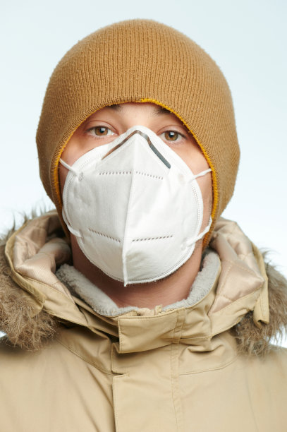 白人，戴着白色面具，穿着冬衣图片下载