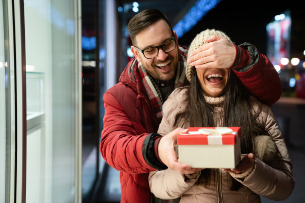 相爱的情侣在户外互赠礼物庆祝。一起享受情人节的时光图片下载