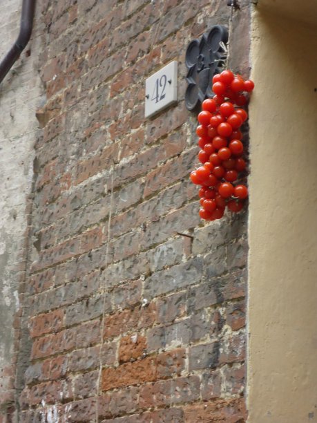 一串西红柿挂在façade上图片下载