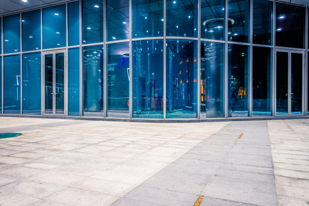 空砖路旁边的办公楼，中国图片下载