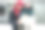 快乐的男人穿着冬衣遮住他女人的眼睛，手里拿着礼物图片下载