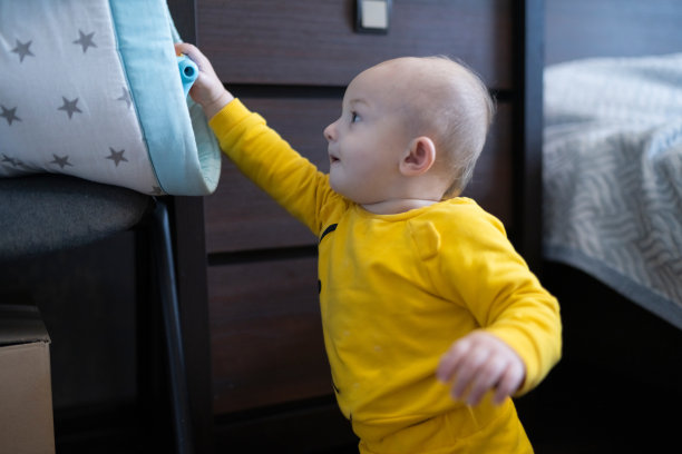 可爱的小男孩在家里玩耍图片下载