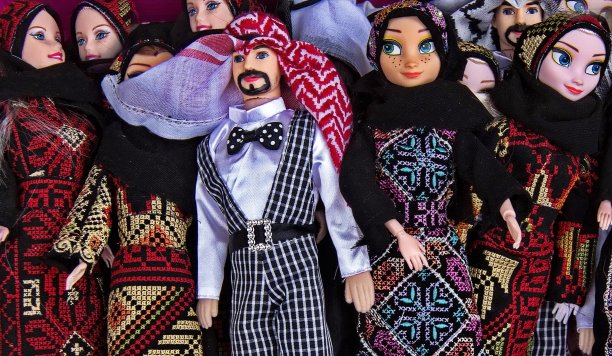 约旦马达巴的传统服饰娃娃图片下载